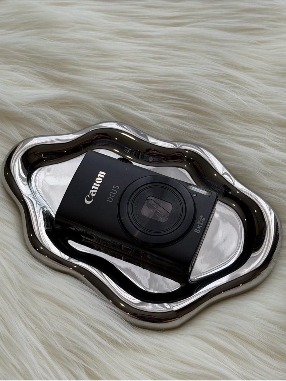Canon IXUS Compact Camera in Black